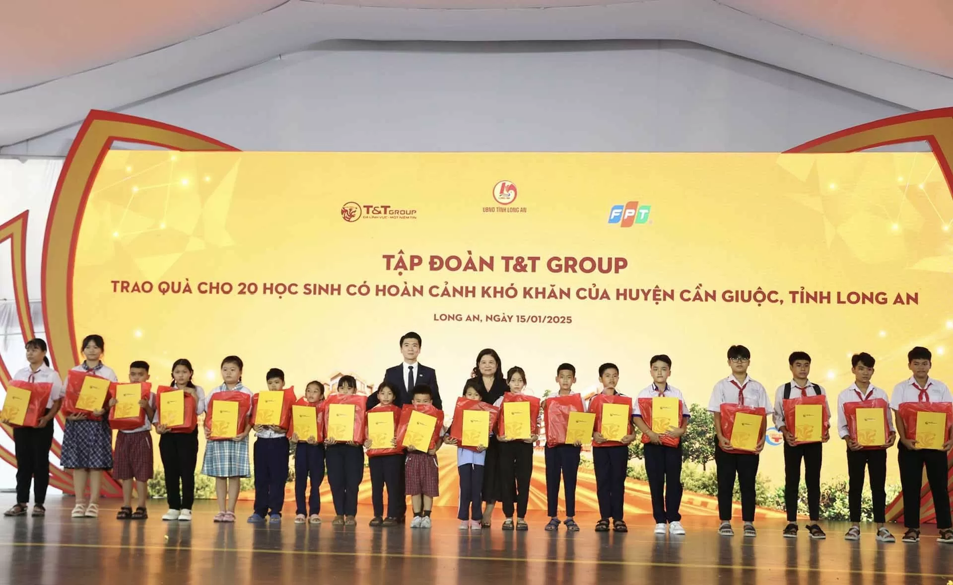 T&T Group luôn đồng hành cùng các địa phương trong công tác an sinh xã hội, trong đó có tỉnh Long An. T&T Group luôn đồng hành cùng các địa phương trong công tác an sinh xã hội, trong đó có tỉnh Long An.