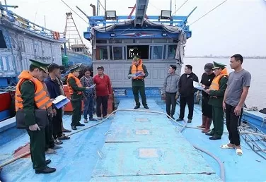 Nam Dinh’s border guards help enhance fishermen’s awareness of combating IUU fishing