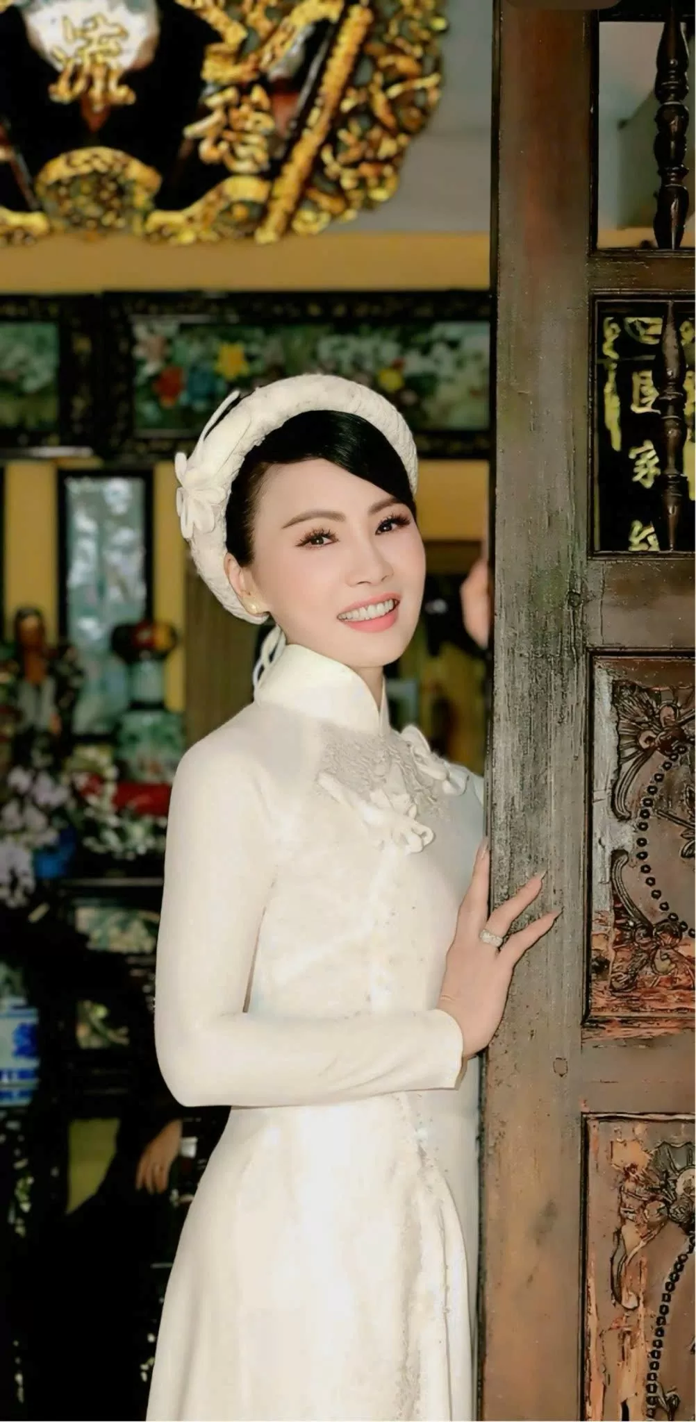 Tà áo dài thướt tha, nhẹ nhàng với tone màu patel nhã nhặn như hồng phấn, trắng ngà giúp cho người phụ nữ thanh lịch trong không gian nghiêm trang mà gần gũi đó. Đi chùa cầu may cùng người thân, gia đình là nét đẹp truyền thống của mỗi người con đất Việt 