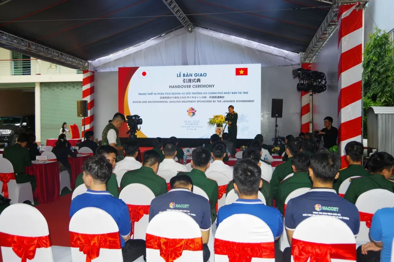 Binh chủng Hóa học tiếp nhận trang thiết bị phân tích dioxin và môi trường do Chính phú Nhật Bản tài trợ