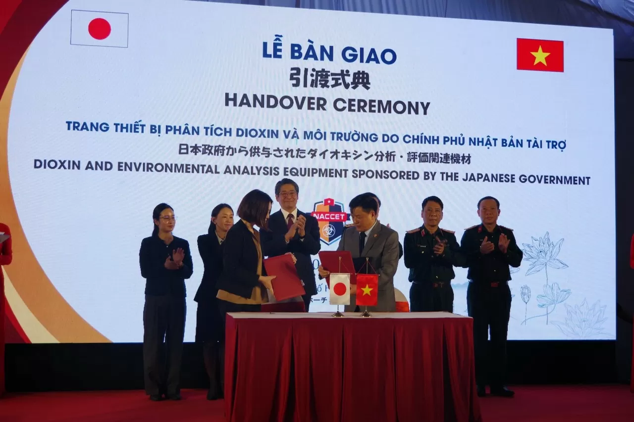 Binh chủng Hóa học tiếp nhận trang thiết bị phân tích dioxin và môi trường do Chính phú Nhật Bản tài trợ