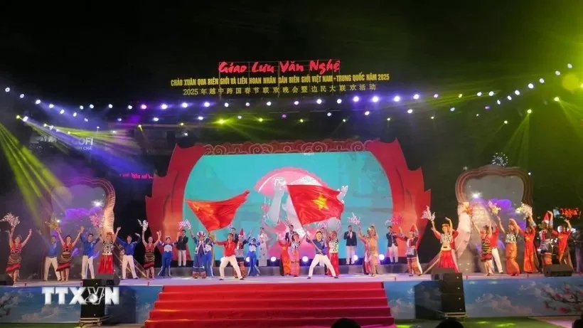 Tối 16/1, tại Quảng trường Đinh Lễ, thành phố Lào Cai, tỉnh Lào Cai diễn ra Chương trình Giao lưu văn nghệ chào Xuân qua biên giới và Liên hoan nhân dân biên giới Việt Nam-Trung Quốc năm 2025.