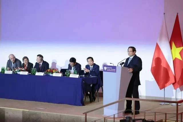 Vietnam, Poland Prime Ministers attend business forum in Warsaw