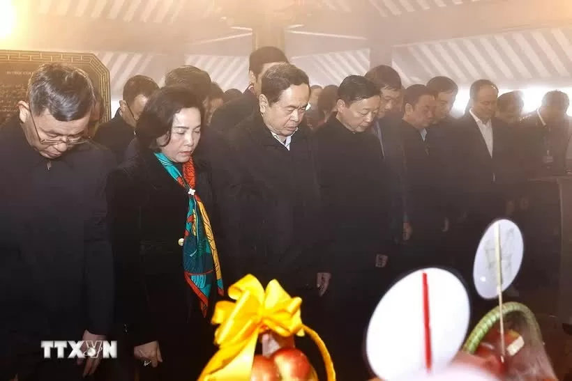 Chủ tịch Quốc hội Trần Thanh Mẫn cùng Đoàn đại biểu Lãnh đạo, nguyên Lãnh đạo Đảng, Nhà nước đã dâng hương tưởng nhớ Chủ tịch Hồ Chí Minh tại Đền thờ Bác Hồ, Vườn Quốc gia Ba Vì, Hà Nội.