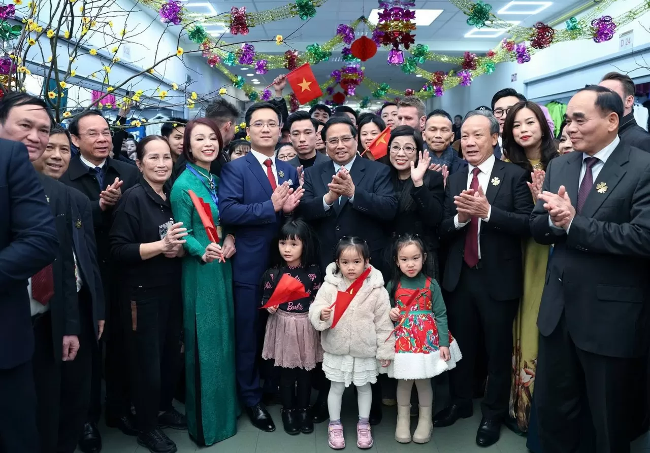 Thủ tướng Chính phủ Phạm Minh Chính thăm Trung tâm thương mại lớn của người Việt tại Ba Lan