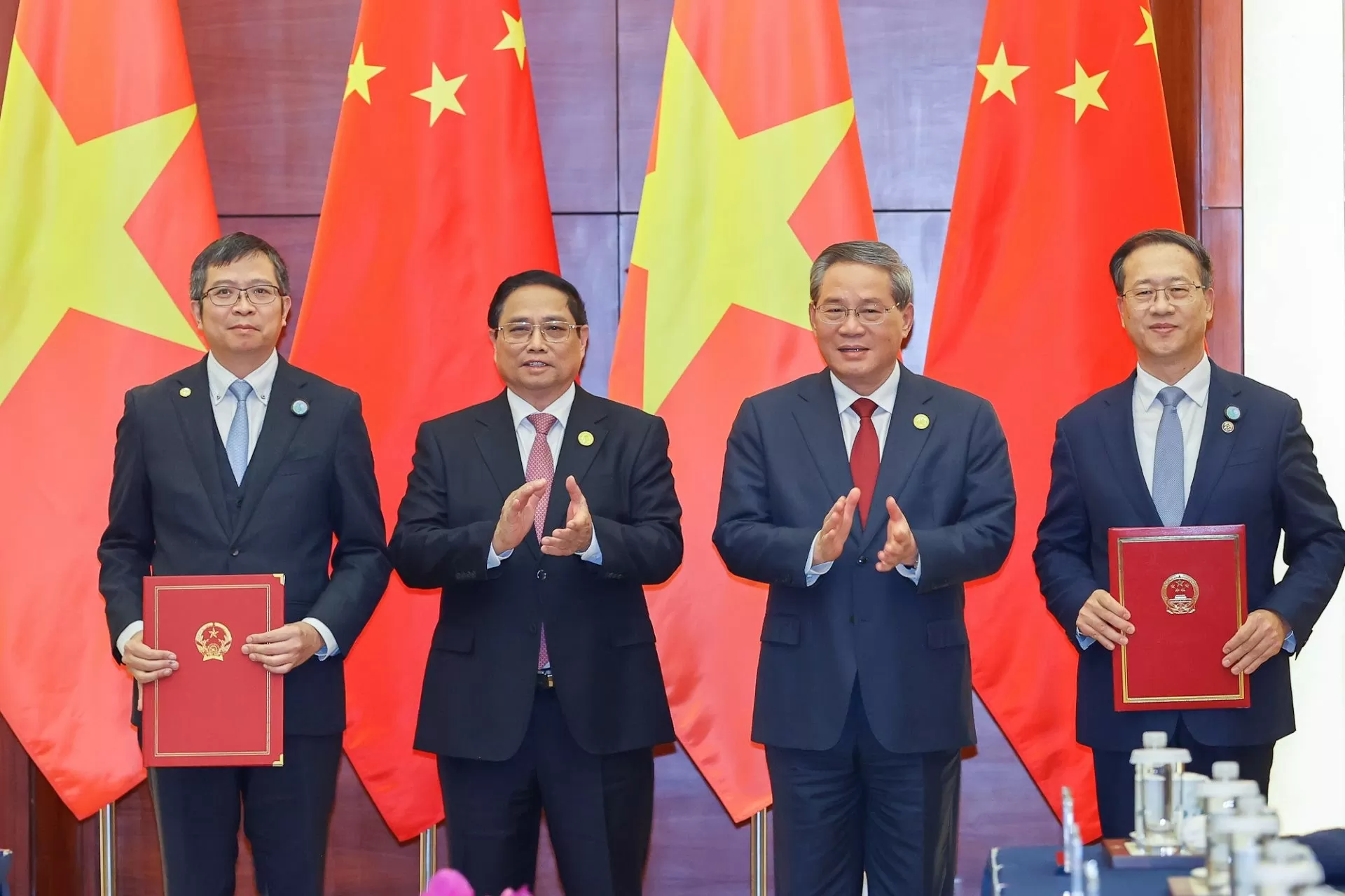 Thủ tướng Phạm Minh Chính và Thủ tướng Lý Cường chứng kiến Thứ trưởng Bộ Ngoại giao Phạm Thanh Bình và Thứ trưởng Thường trực Bộ Ngoại giao Trung Quốc Mã Triều Húc trao đổi công hàm về việc thành lập Tổng Lãnh sự quán Việt Nam tại Trùng Khánh (Trung Quốc)