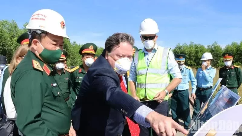 Deputy Minister of National Defence Sen. Lieut. Gen. Hoang Xuan Chien and US Ambassador to Vietnam Marc Knapper inspect dioxin treatment at Bien Hoa airport. 
