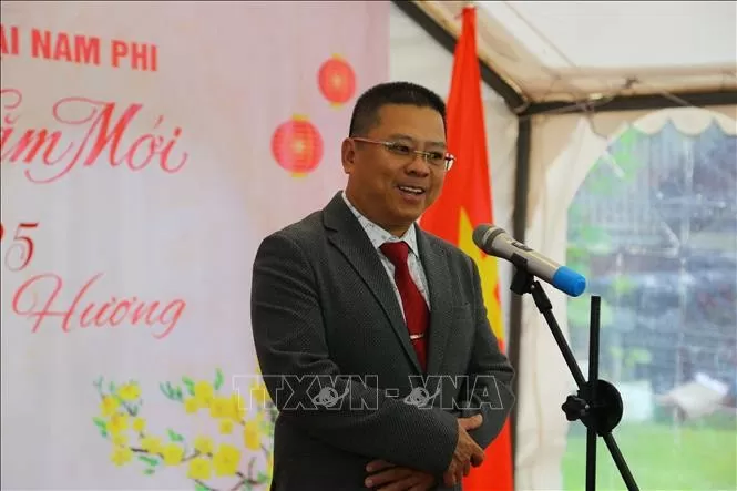 Đại diện Ban liên lạc cộng đồng người Việt Nam tại Nam Phi, ông Lê Hoài Nam, phát biểu tại buổi lễ. Ảnh: Hồng Minh - Pv TTXVN tại Nam Phi Đại diện Ban liên lạc cộng đồng người Việt Nam tại Nam Phi, ông Lê Hoài Nam, phát biểu tại buổi lễ. Ảnh: Hồng Minh - Pv TTXVN tại Nam Phi