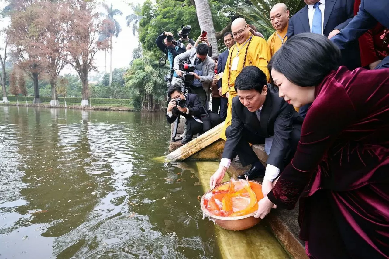 Chủ tịch nước Lương Cường và phu nhân thực hiện nghi lễ Thả cá chép tại Ao cá Bác Hồ. (Ảnh: Thành Long) Xuân Quê hương 2025: Chủ tịch nước cùng Phu nhân dâng hương tại Điện Kính Thiên, thả cá chép tiễn ông Công, ông Táo