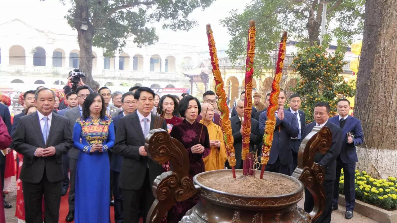 Chủ tịch nước Lương Cường và Phu nhân cùng Kiều bào dâng hương tại Phương Đình , Điện Kính Thiên. (Ảnh: Thành Long) Xuân Quê hương 2025: Chủ tịch nước cùng Phu nhân dâng hương tại Điện Kính Thiên, thả cá chép tiễn ông Công, ông Táo