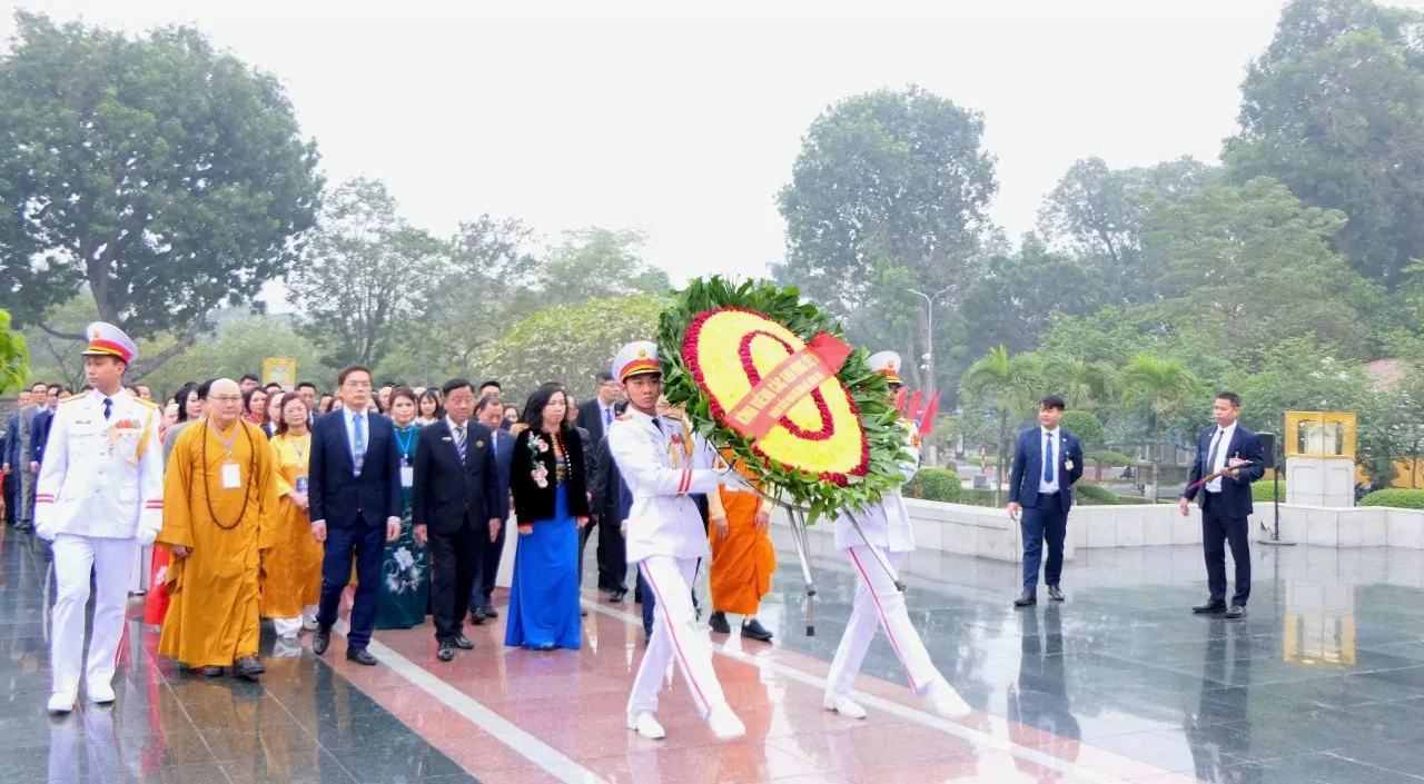 Xuân Quê hương 2025: Đoàn kiều bào vào Lăng viếng Chủ tịch Hồ Chí Minh, đặt vòng hoa tưởng niệm các Anh hùng liệt sĩ