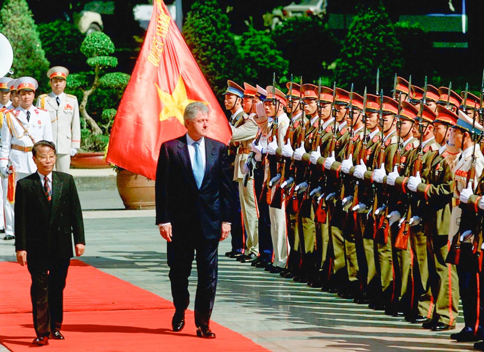 Chủ tịch nước Trần Đức Lương chủ trì lễ đón Tổng thống Bill Clinton thăm chính thức Việt Nam tháng 11/2000.