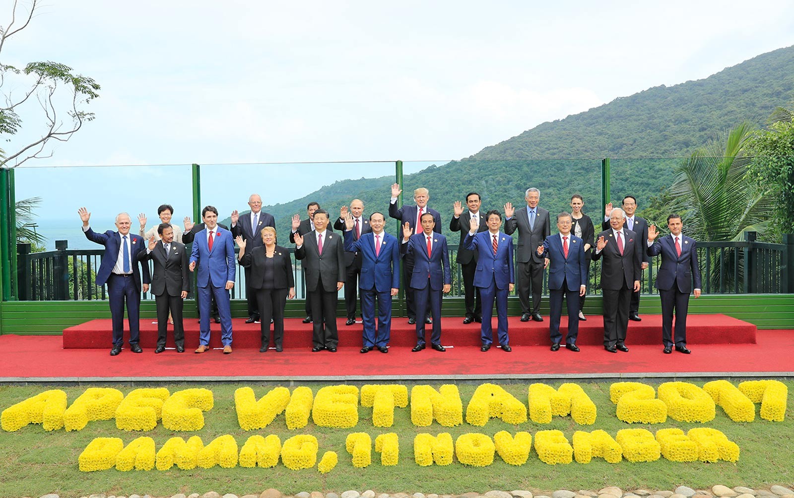 Chủ tịch nước Trần Đại Quang, Tổng thống Hoa Kỳ Donald Trump và các trưởng đoàn chụp ảnh chung khi tham dự Hội nghị cấp cao APEC tháng 11/2017.