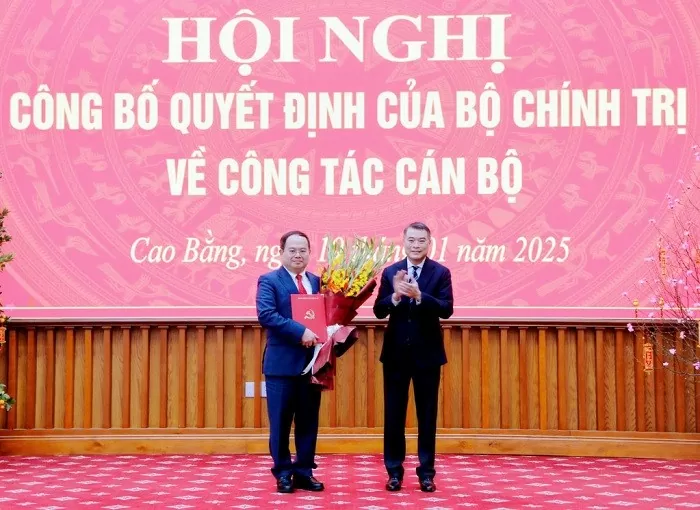 Đồng chí Lê Minh Hưng, Ủy viên Bộ Chính trị, Bí thư Trung ương Đảng, Trưởng Ban Tổ chức Trung ương trao Quyết định của Bộ Chính trị cho đồng chí Quản Minh Cường, tân Bí thư Tỉnh ủy Cao Bằng. Đồng chí Lê Minh Hưng, Ủy viên Bộ Chính trị, Bí thư Trung ương Đảng, Trưởng Ban Tổ chức Trung ương trao Quyết định của Bộ Chính trị cho đồng chí Quản Minh Cường, tân Bí thư Tỉnh ủy Cao Bằng.