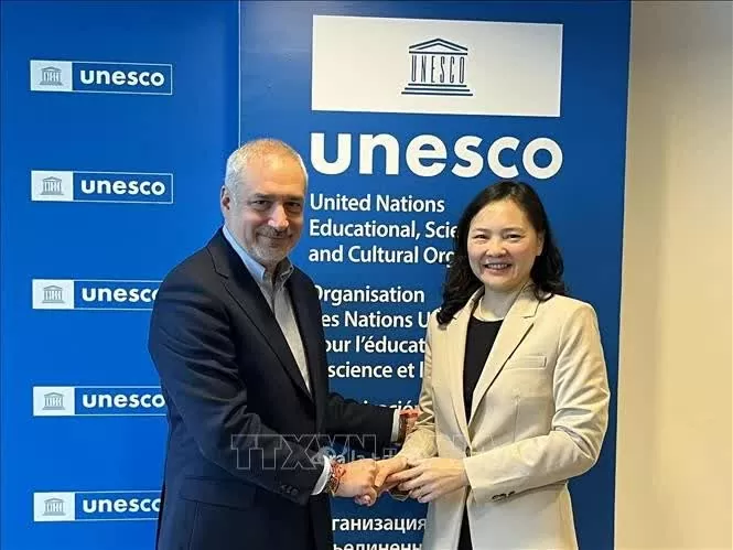 Ambassador Nguyen Thi Van Anh (R), Vietnam’s Permanent Representative to UNESCO, and UNESCO Assistant Director-General for Culture Ernesto Renato Ottone Ramirez at their meeting in Paris on January 17. (Photo: VNA)