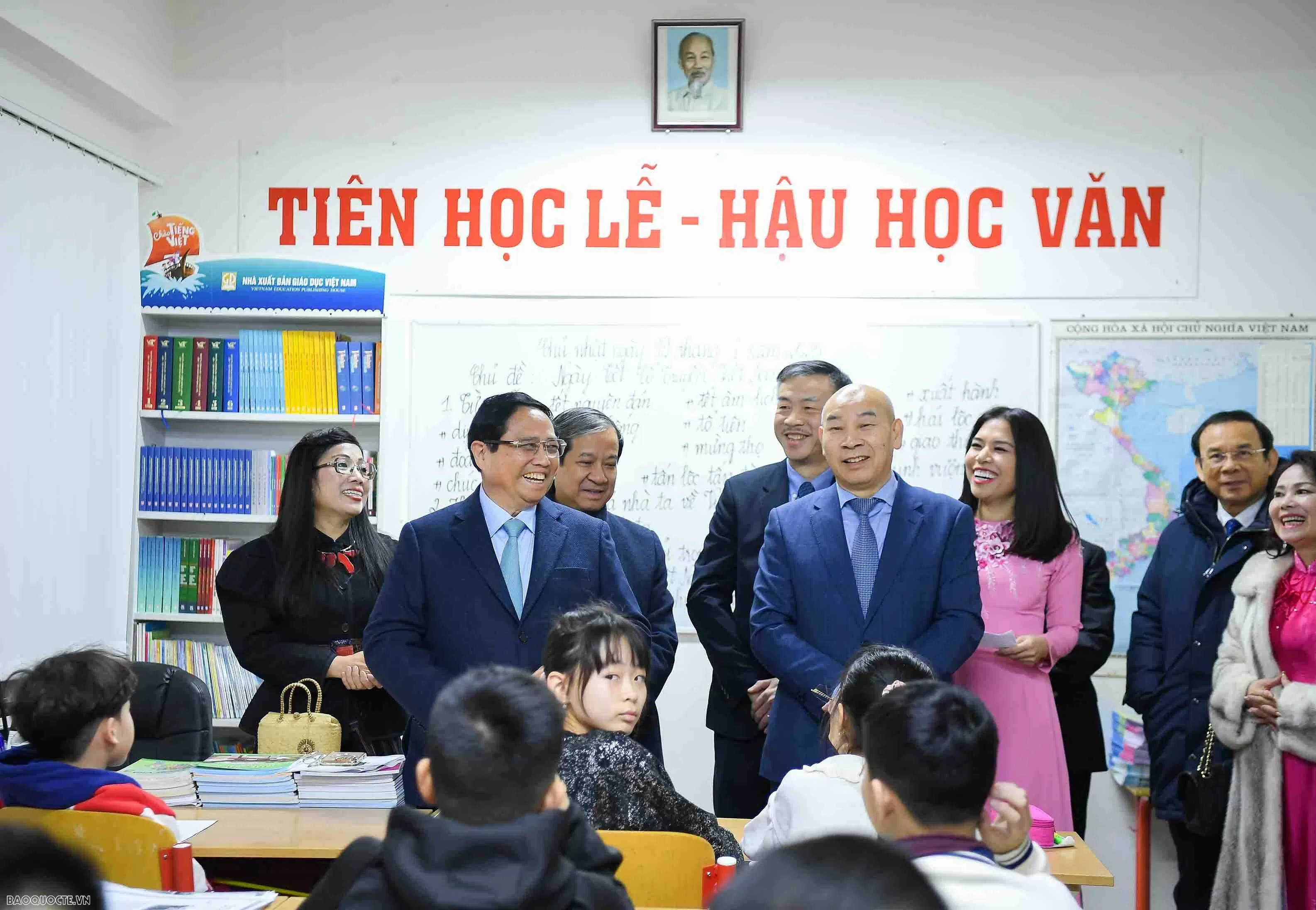PM Pham Minh Chinh visits Vietnamese-invested trade centres in Czech Republic
