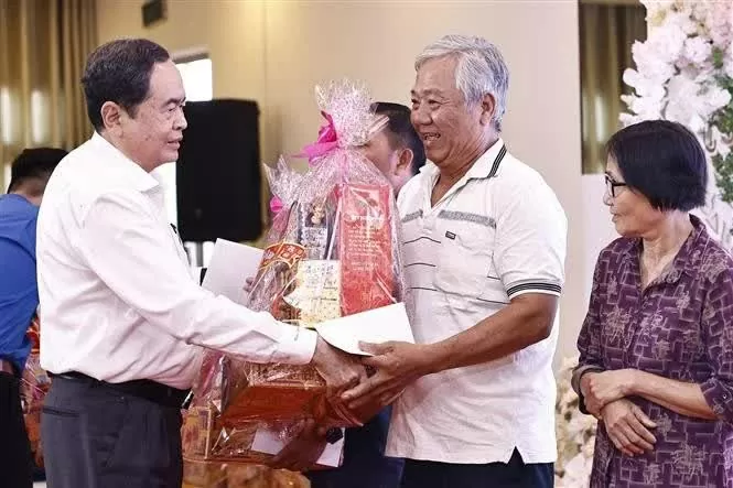 NA Chairman visits, presents Tet gifts to the poor, police in Can Tho