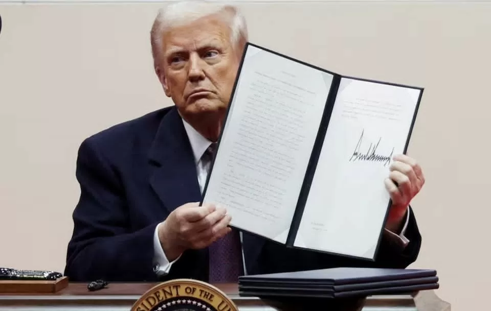 Tổng thống Mỹ Donald Trump giơ sắc lệnh đã ký trong buổi tuyên thệ nhậm chức bên trong Điện Capital, Washington D.C. ngày 20/1. (Nguồn: Reuters)