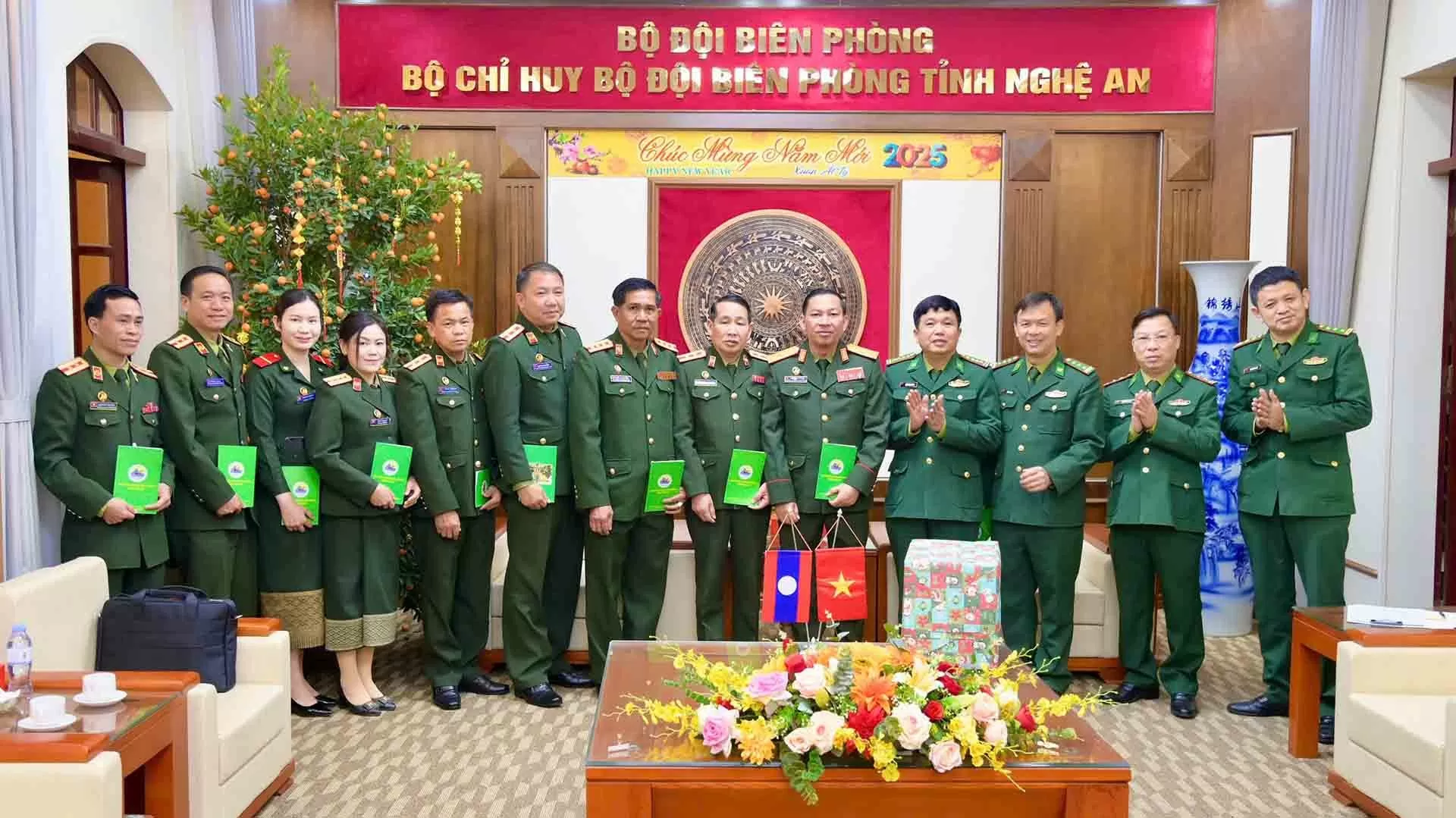 Bộ Chỉ huy Quân sự tỉnh Houaphanh, Lào chúc Tết Ất Tỵ 2025 Bộ đội Biên phòng Nghệ An
