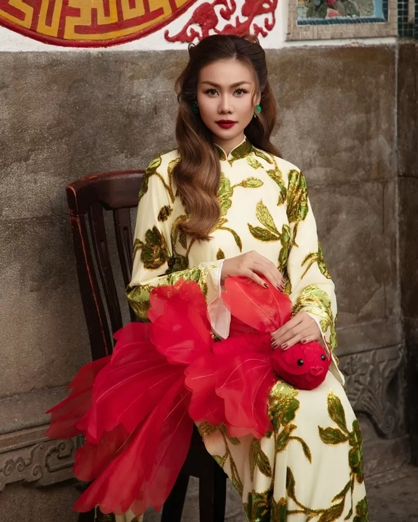 Siêu mẫu Thanh Hằng kiêu sa với mẫu áo dài đính kết họa tiết kim sa làm điểm nhấn. Siêu mẫu Thanh Hằng kiêu sa với mẫu áo dài đính kết họa tiết kim sa làm điểm nhấn.