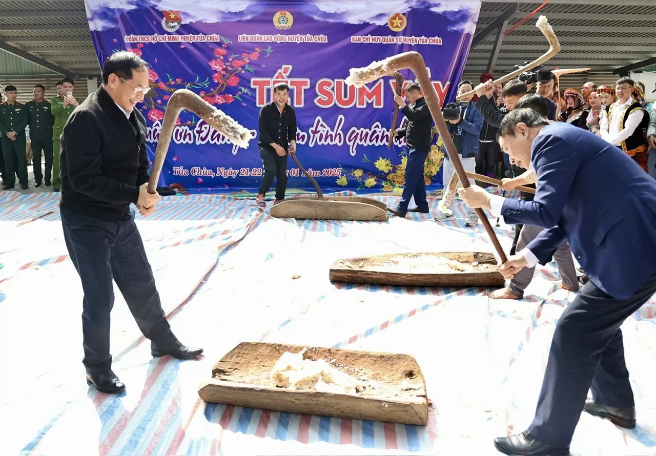 Phó Thủ tướng Bùi Thanh Sơn và Bí thư Tỉnh uỷ Điện Biên Trần Quốc Cường tham gia các hoạt động chuẩn bị đón Tết cùng bà con huyện Tủa Chùa - Ảnh: VGP/Minh Ngọc