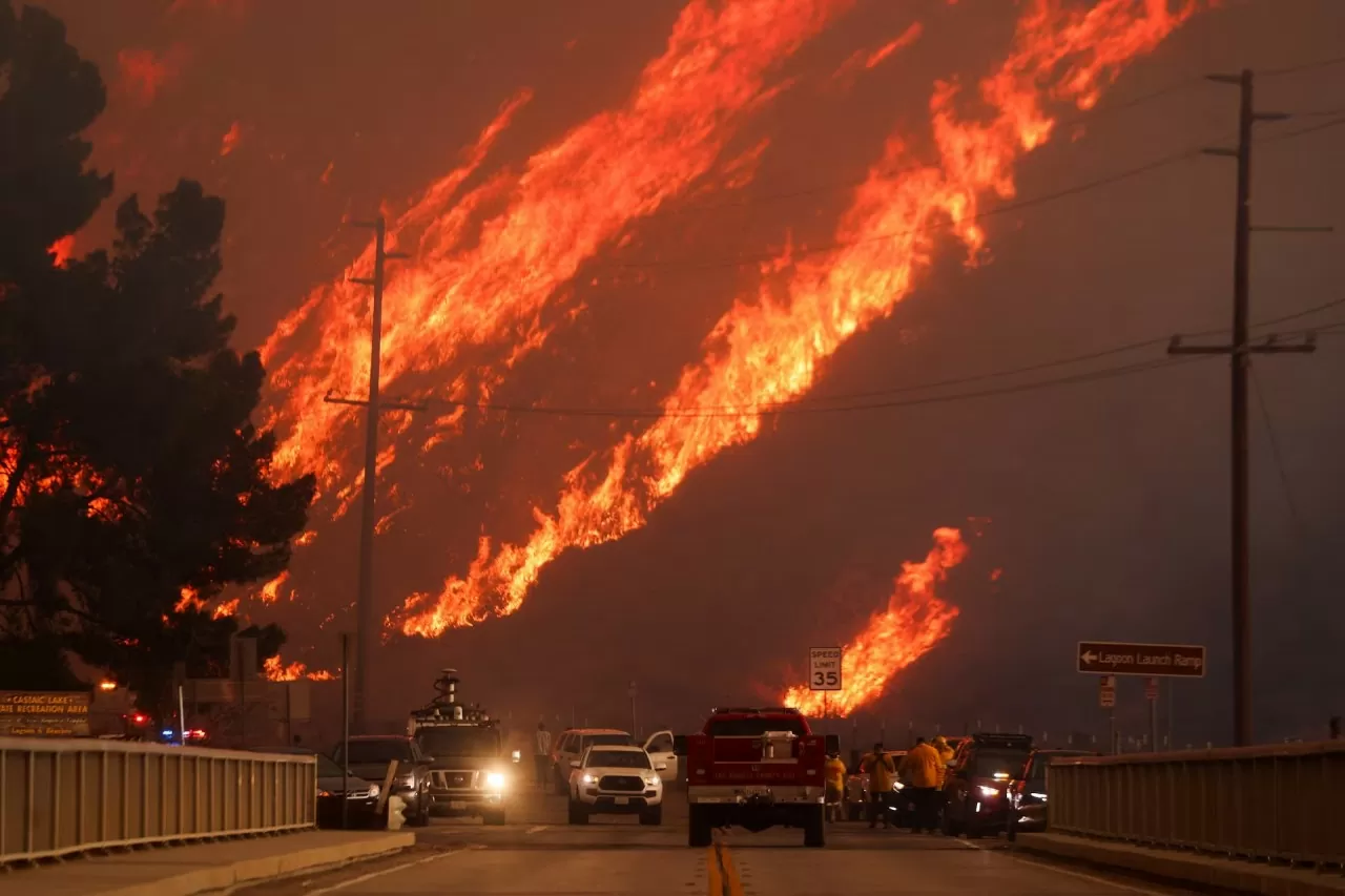 Cháy rừng ở Mỹ: ‘Bà hoả’ cũ chưa đi, 31.000 người Los Angeles phải sơ tán do đám cháy mới