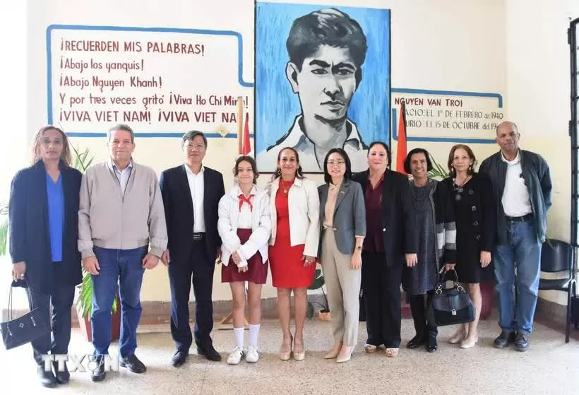 Ambassador praises Vietnam - Cuba friendship during visit to Havana school