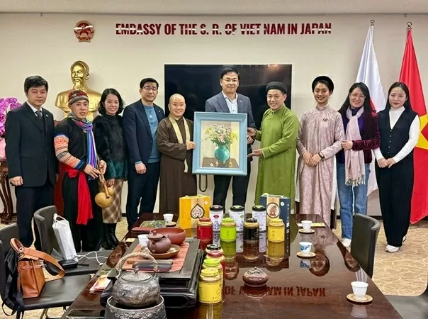 Đoàn nghệ sĩ tham gia lễ hội Tết Việt Saitama 2025 thăm Đại sứ quán Việt Nam tại Nhật Bản