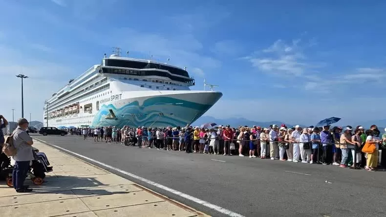Khanh Hoa welcomes international cruise ship with 1,200 tourists. (Photo: NDO)