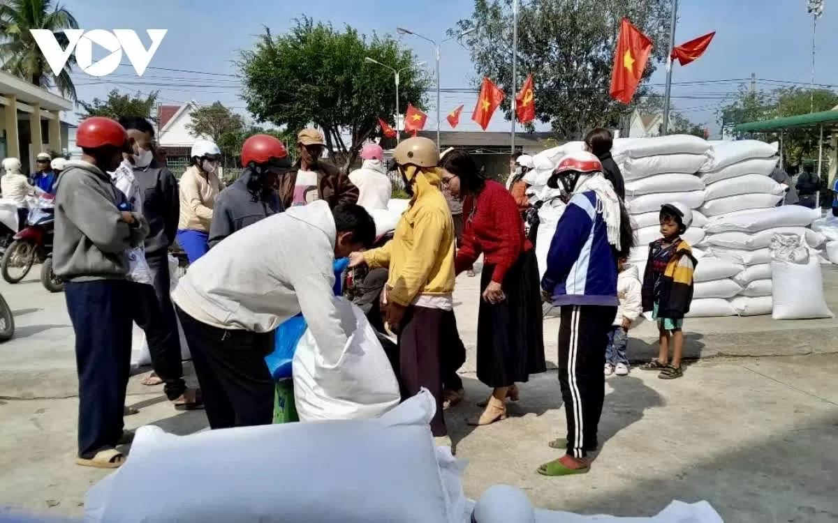 Nearly 900 tonnes of rice allocated to 15,456 households in Dak Lak