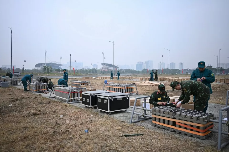 Hà Nội sẵn sàng cho màn pháo hoa rực rỡ chào năm mới Ất Tỵ 2025