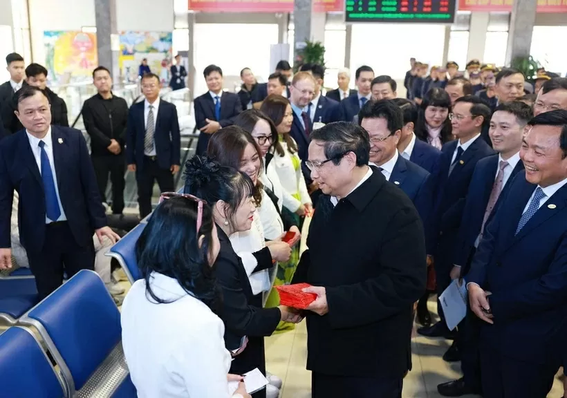 Prime Minister reviews Tet preparations at Hanoi railway station and lung hospital