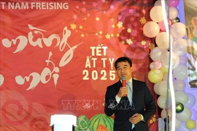 Tổng Lãnh sự Lưu Xuân Đồng tại Frankfurt am Main bày tỏ sự xúc động khi được tham dự Tết cộng đồng tại thành phố Freising và vùng phụ cận. Ảnh: Phương Hoa - Pv TTXVN tại Đức