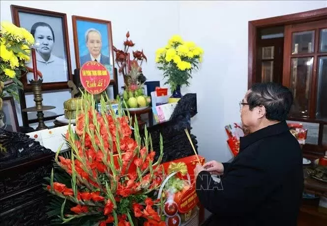 Government leader offers incense in tribute to late PM Pham Van Dong
