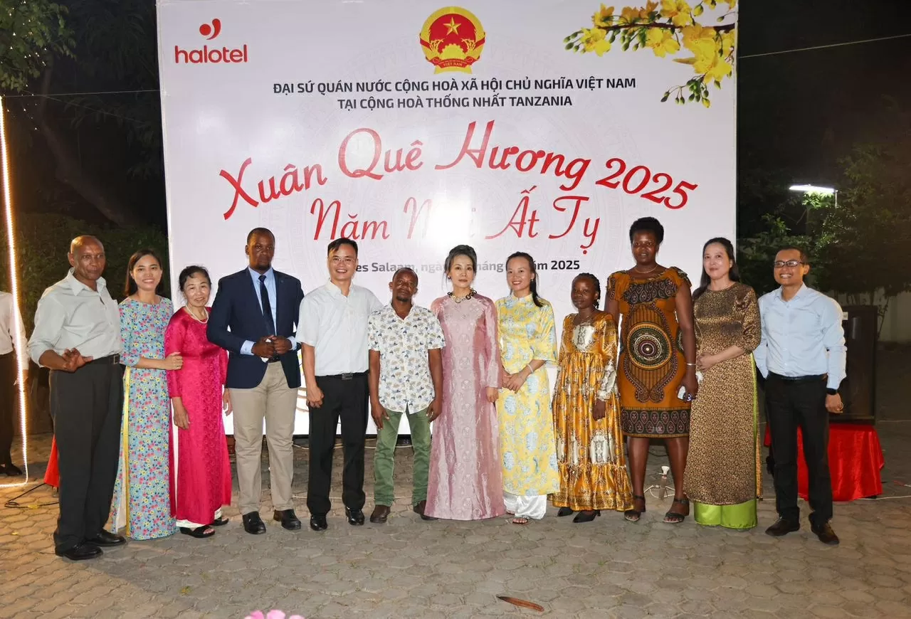 Cán bộ, nhân viên, thành viên Đại sứ quán Việt Nam tại Tanzania chụp ảnh lưu niệm. (Nguồn: ĐSQ Việt Nam tại Tanzania)