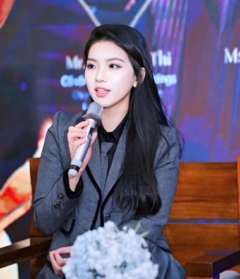 Doanh nhân Đinh Thị Ngọc Thơ chia sẻ trong buổi tọa đàm dự báo thị trường bất động sản 2025: Cơ hội và thách thức. Doanh nhân Đinh Thị Ngọc Thơ chia sẻ trong buổi tọa đàm dự báo thị trường bất động sản 2025: Cơ hội và thách thức.