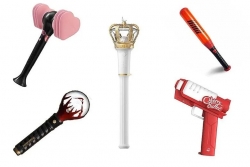 Gậy phát sáng: ‘Rắc rối’ của người hâm mộ K-Pop khi đi máy bay