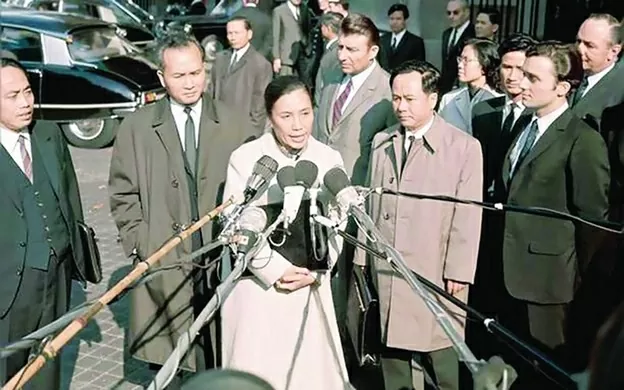 Bà Nguyễn Thị Bình trả lời phỏng vấn của các nhà báo