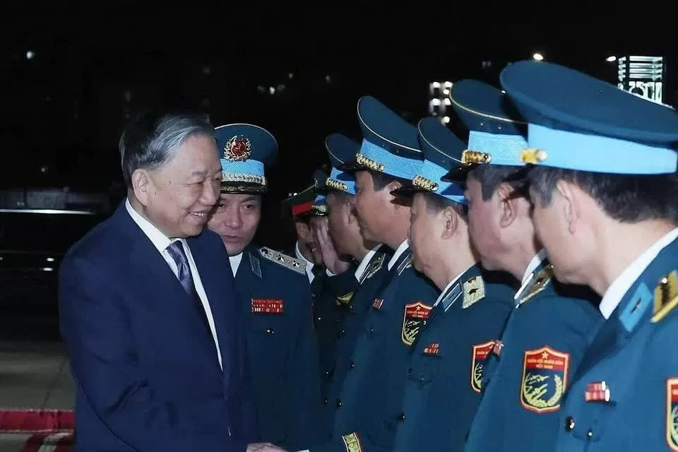 Tổng Bí thư Tô Lâm với lãnh đạo Bộ Quốc phòng và Quân chủng Phòng không - Không quân - Ảnh: TTXVN