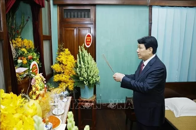 Chủ tịch nước Lương Cường dâng hương tưởng niệm Bác Hồ trong ngày đầu Xuân mới