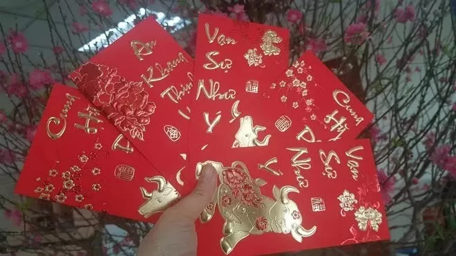 Lucky money giveaway - an exchange for best New Year wishes