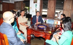 Thăm hỏi các gia đình người Việt tại Lào có công xây dựng cộng đồng và lưu truyền văn hóa dân tộc nhân dịp Tết Ất Tỵ 2025