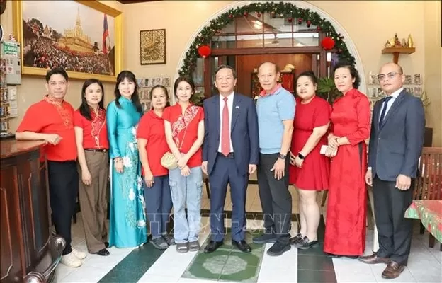 Đại sứ Nguyễn Mimh Tâm và Đoàn chụp ảnh cùng gia đình ông Lê Dũng. (Nguồn TTXVN)