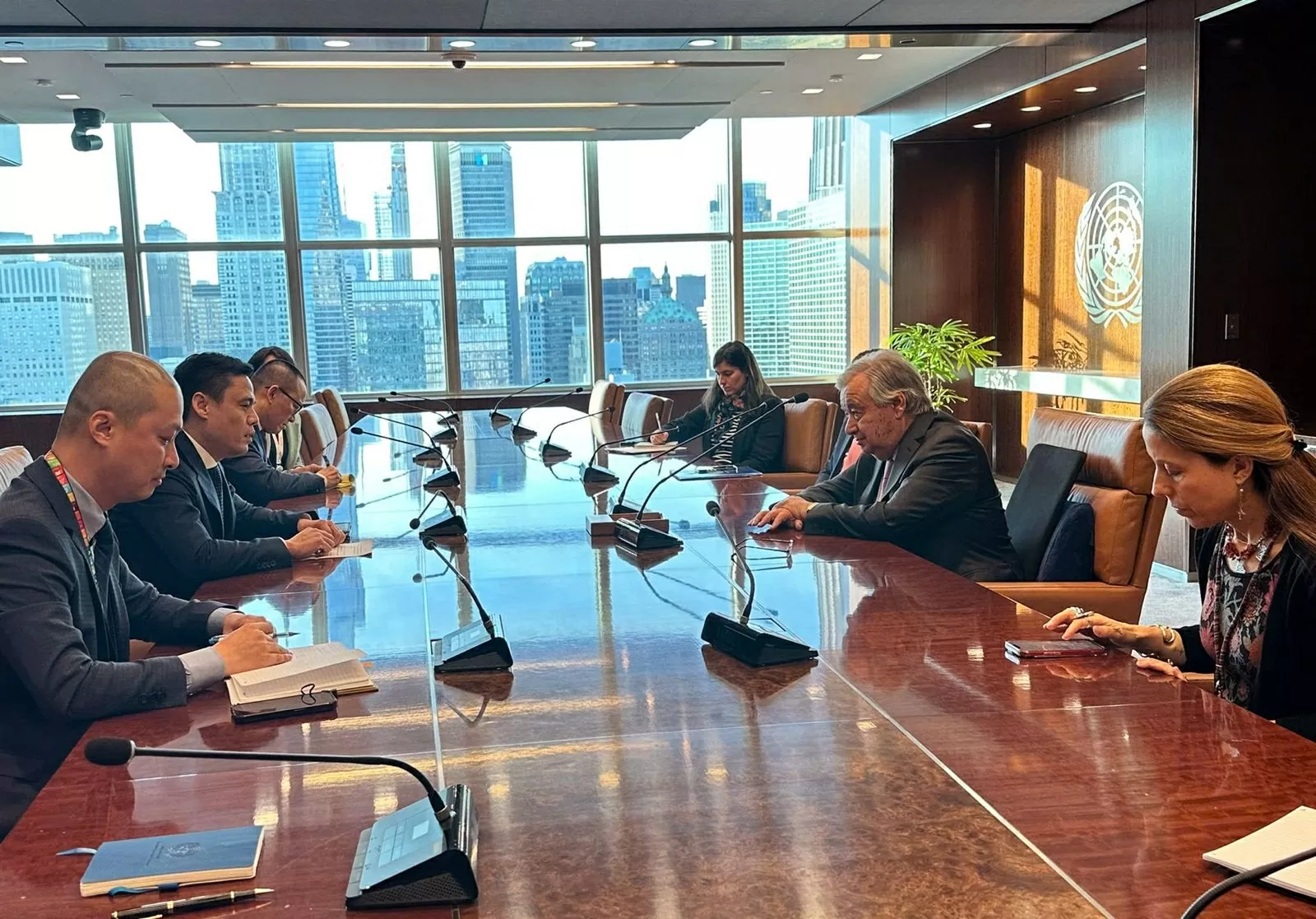 Đại sứ Đặng Hoàng Giang và Tổng thư ký Liên Hợp Quốc Antonio Guterres Đại sứ Đặng Hoàng Giang và Tổng thư ký Liên Hợp Quốc Antonio Guterres