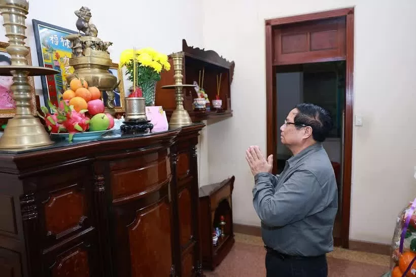 Prime Minister offers incense in memory of late Government leader