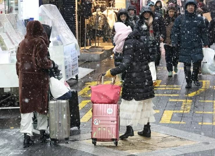 Foreign tourists walks in Seoul, Jan. 31. Yonhap