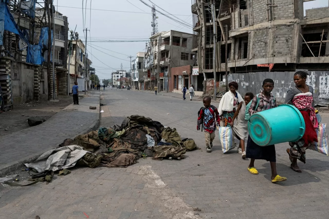 Người dân nhìn những bộ quân phục và thiết bị quân sự bị bỏ lại trên đường phố Goma trong bối cảnh xung đột giữa nhóm vũ trang M23 và Lực lượng vũ trang CHDC Congo (FARDC), tại Goma, miền Đông quốc gia châu Phi này, ngày 29/1. (Nguồn: Reuters) Người dân nhìn những bộ quân phục và thiết bị quân sự bị bỏ lại trên đường phố Goma trong bối cảnh xung đột giữa nhóm vũ trang M23 và Lực lượng vũ trang CHDC Congo (FARDC), tại Goma, miền Đông quốc gia châu Phi này, ngày 29/1. (Nguồn: Reuters)
