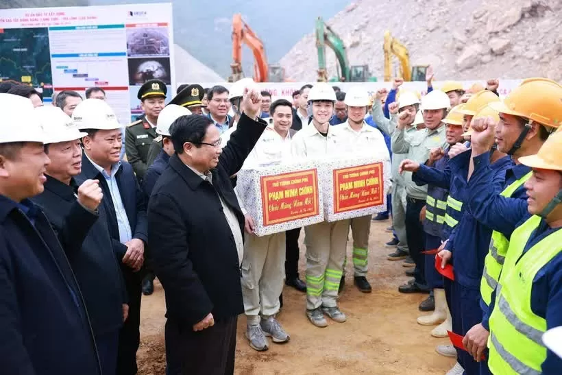 PM requests accelerating expressway projects in Cao Bang, Lang Son