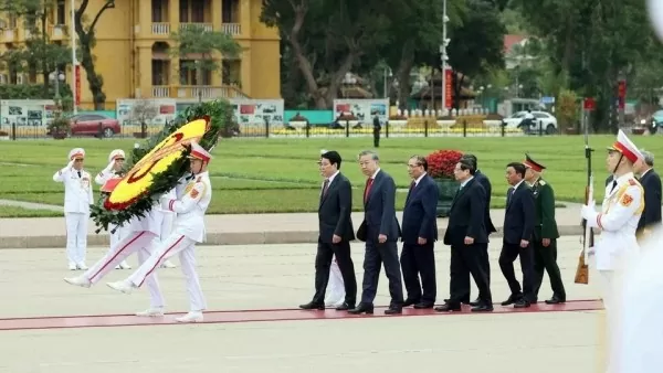 Party, State leaders pay tribute to President Ho Chi Minh on CPV’s founding anniversary