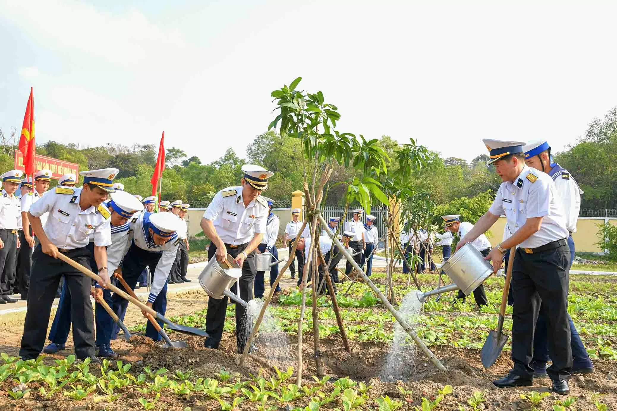Cán bộ chiến sĩ Hải quân hưởng ứng Tết trồng cây đời đời nhớ ơn Bác Hồ Cán bộ chiến sĩ Hải quân hưởng ứng Tết trồng cây đời đời nhớ ơn Bác Hồ